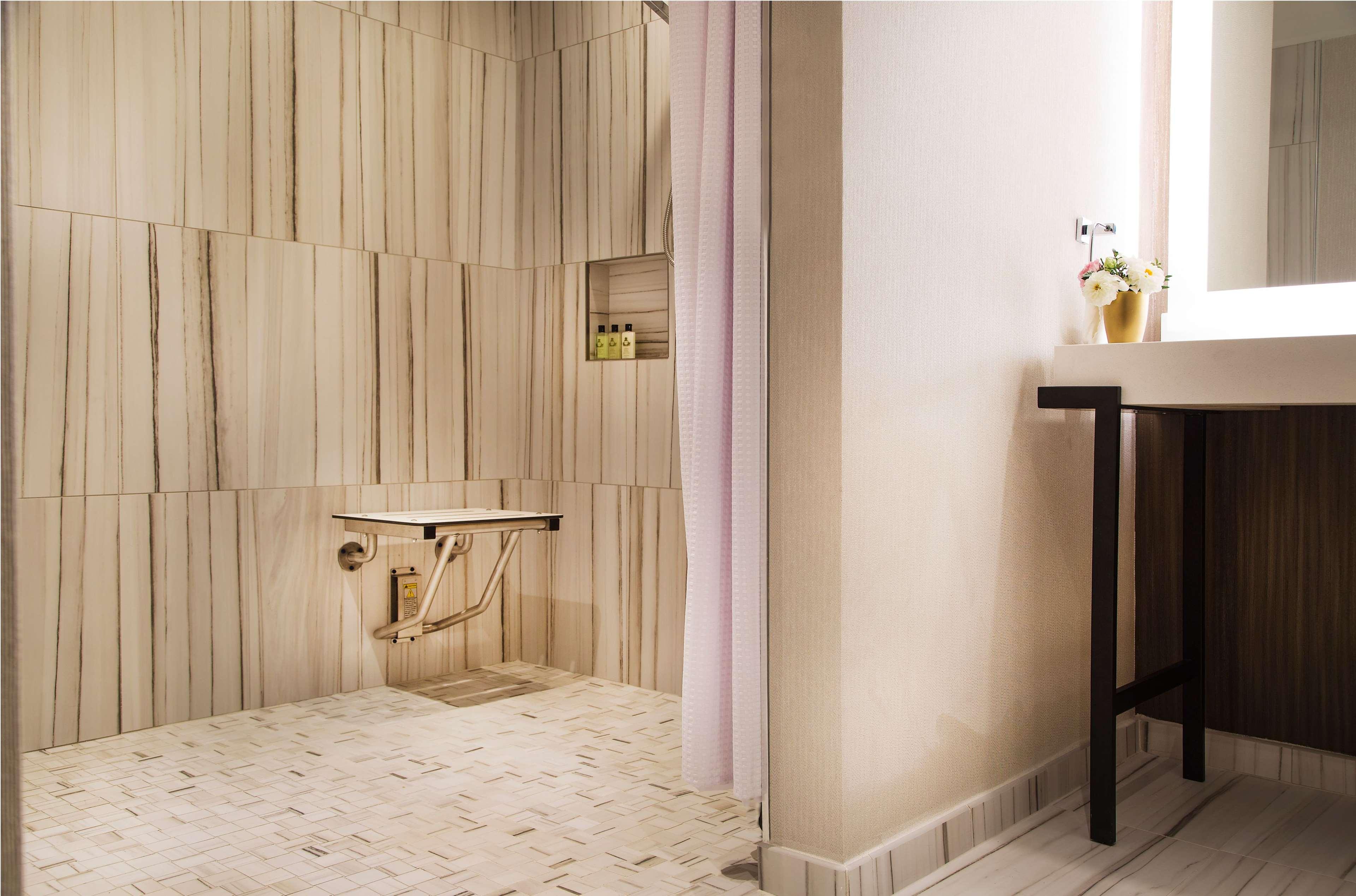 The Yorkville Royal Sonesta Hotel Торонто Екстериор снимка