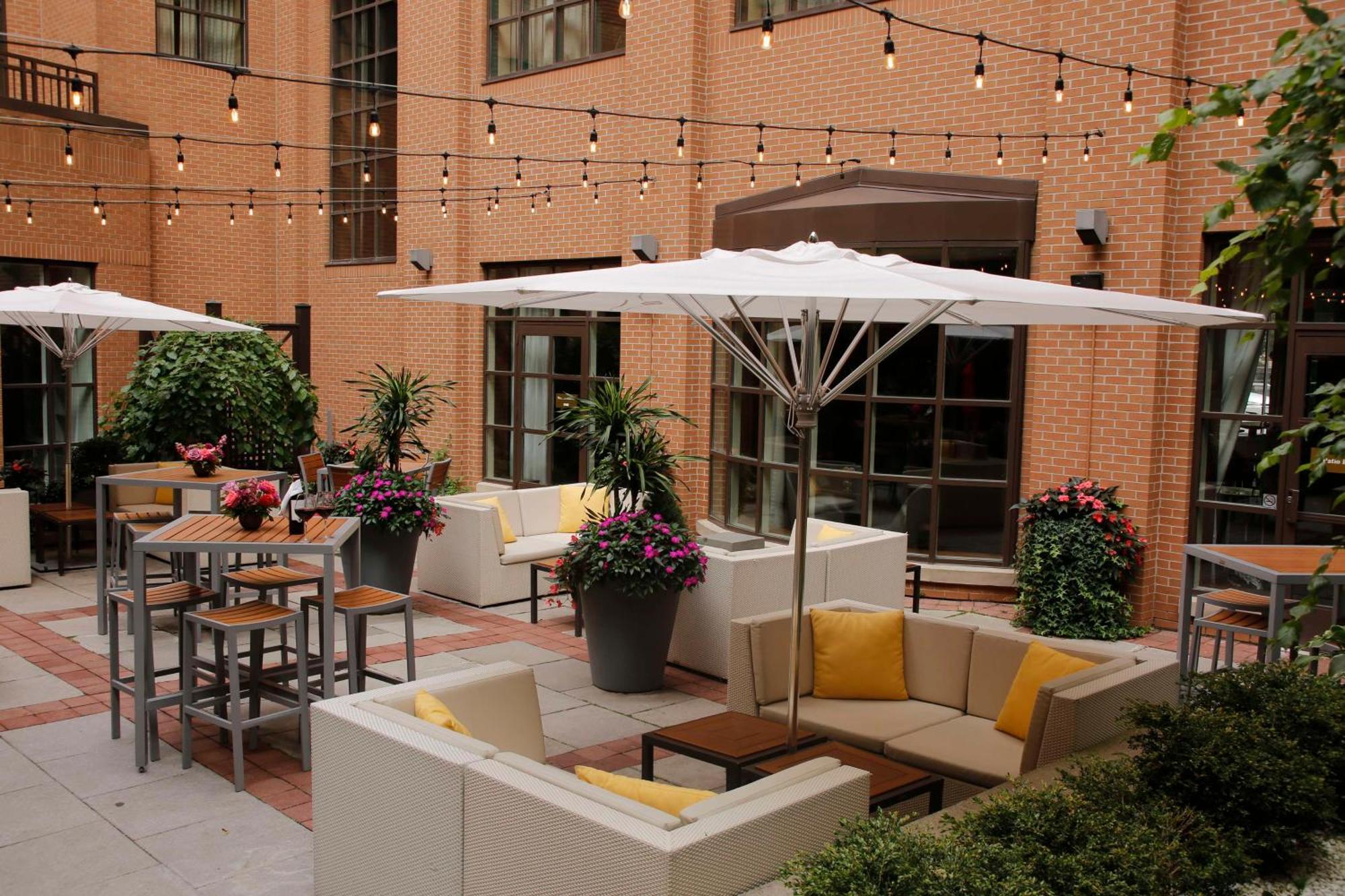 The Yorkville Royal Sonesta Hotel Торонто Екстериор снимка